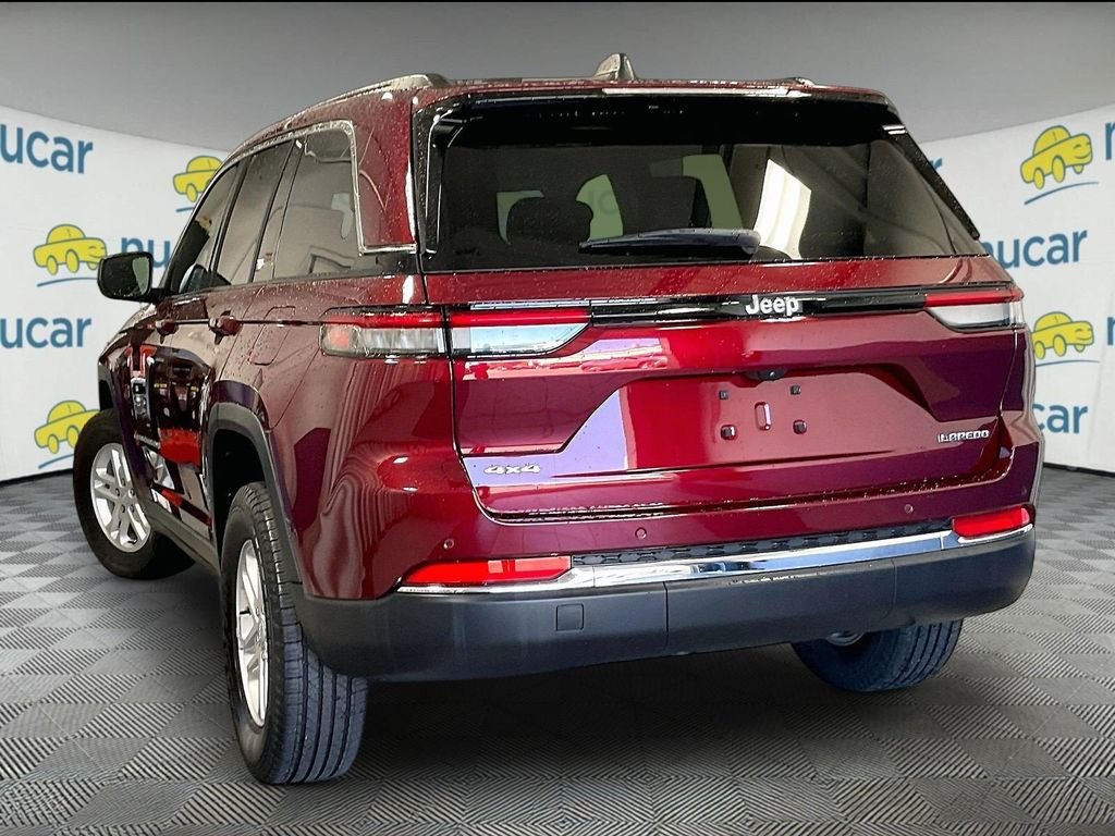 Used 2023 Red Jeep Laredo image 4