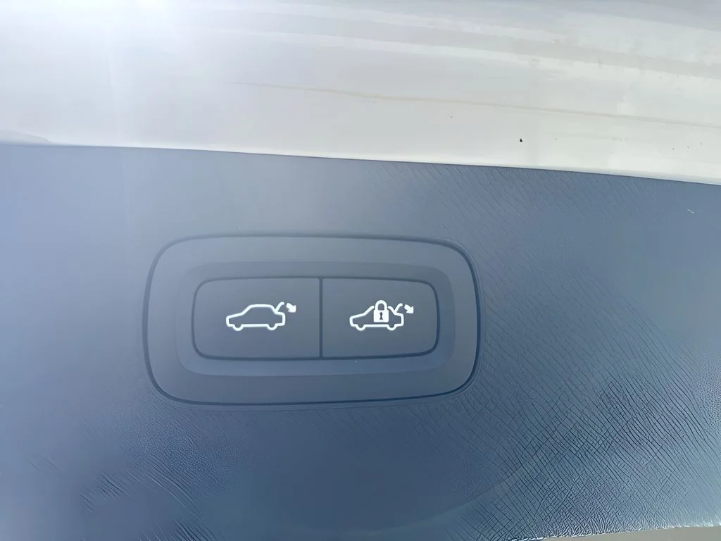 Used 2019 White Volvo T6 Inscription image 22
