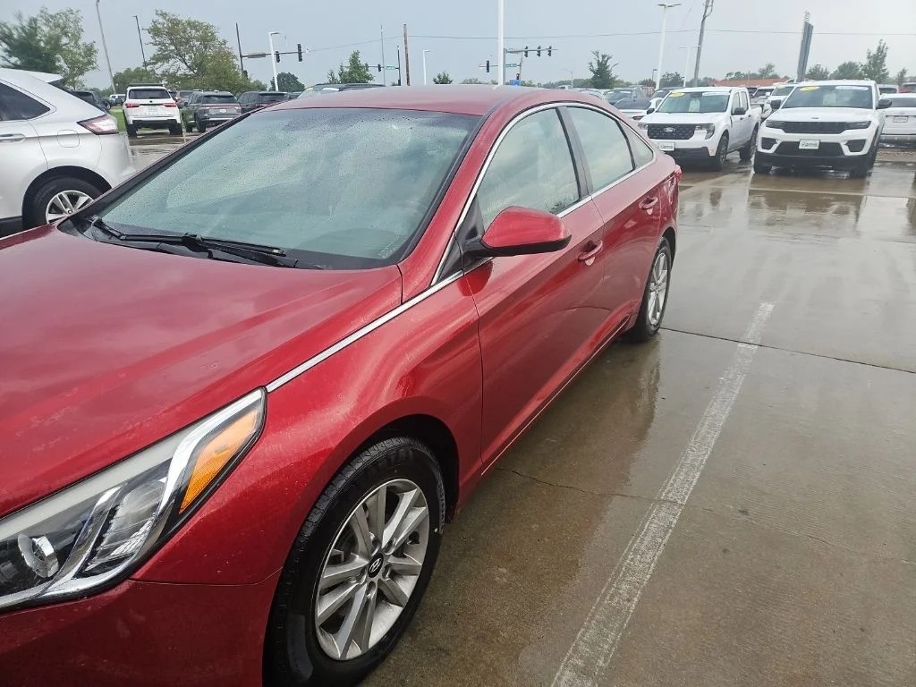 Used 2015 Red Hyundai SE image 2