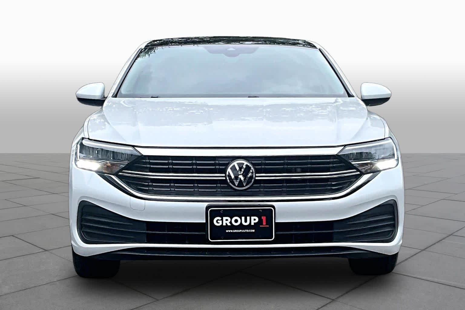 Used 2023 Opal White Pearl Volkswagen SE image 4