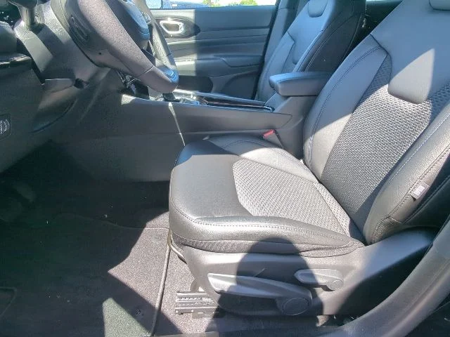 New 2026 Black Jeep Latitude image 10