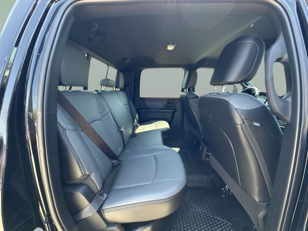 New 2026 Diamond Black Crystal Pearl-Coat Exterior Paint RAM Tradesman image 35