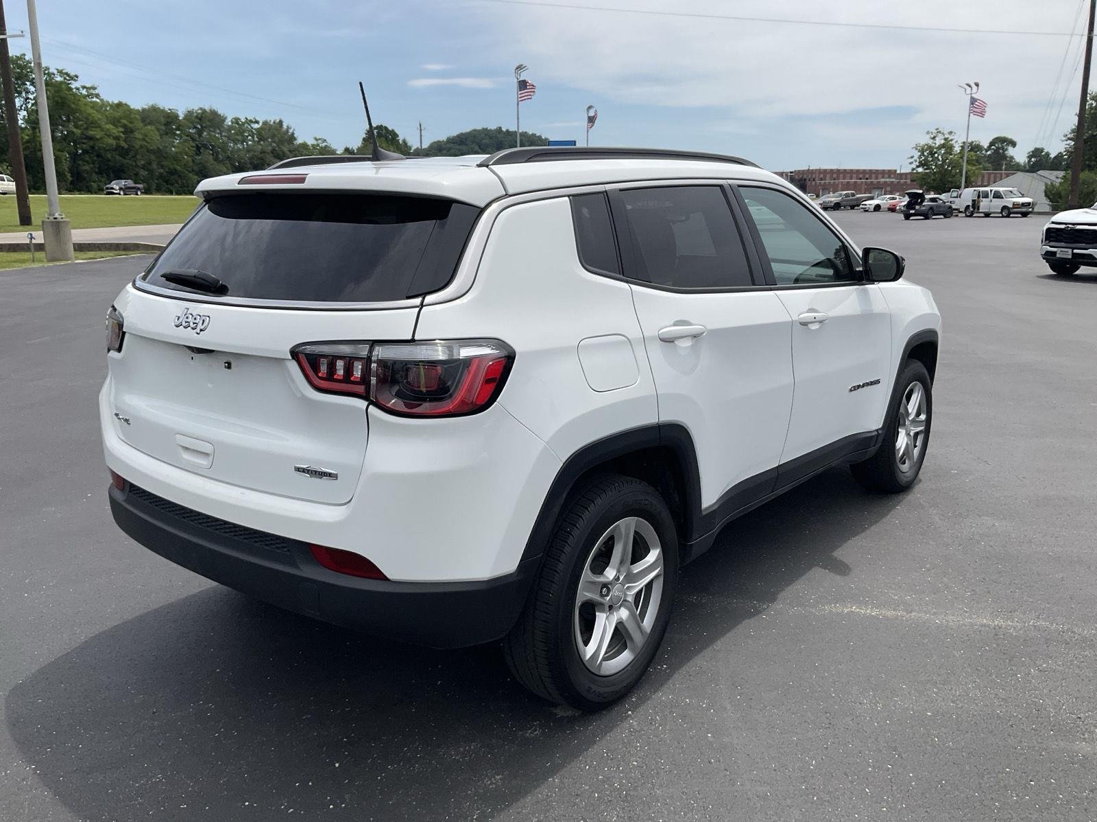 Used 2024 WHITE JEEP LATITUDE 4X4 image 6