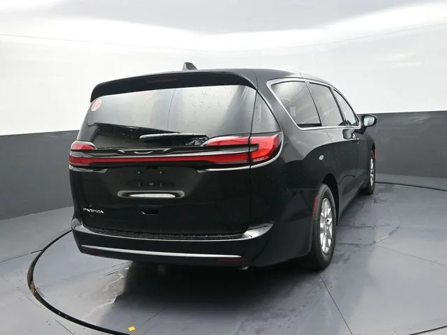 New 2027 Diamond Black Crystal Pearl-Coat Exterior Paint Chrysler Select image 9