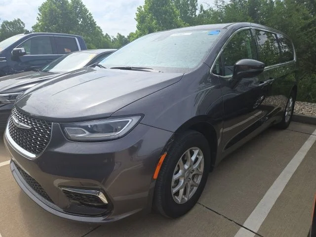 2023 Chrysler Pacifica Touring L's photo