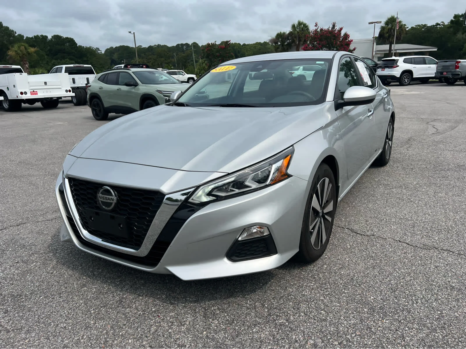 Used 2022 Silver Nissan 2.5 SV image 1