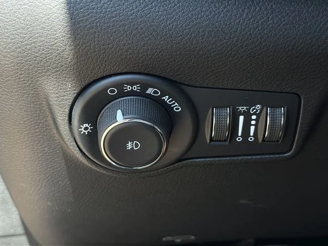 Used 2025 Silver Jeep Latitude image 29