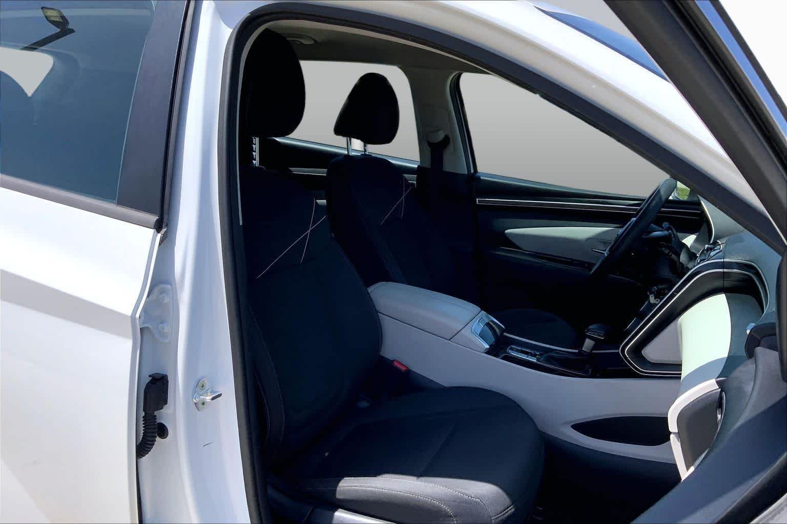 Used 2022 Quartz White Hyundai SE image 9