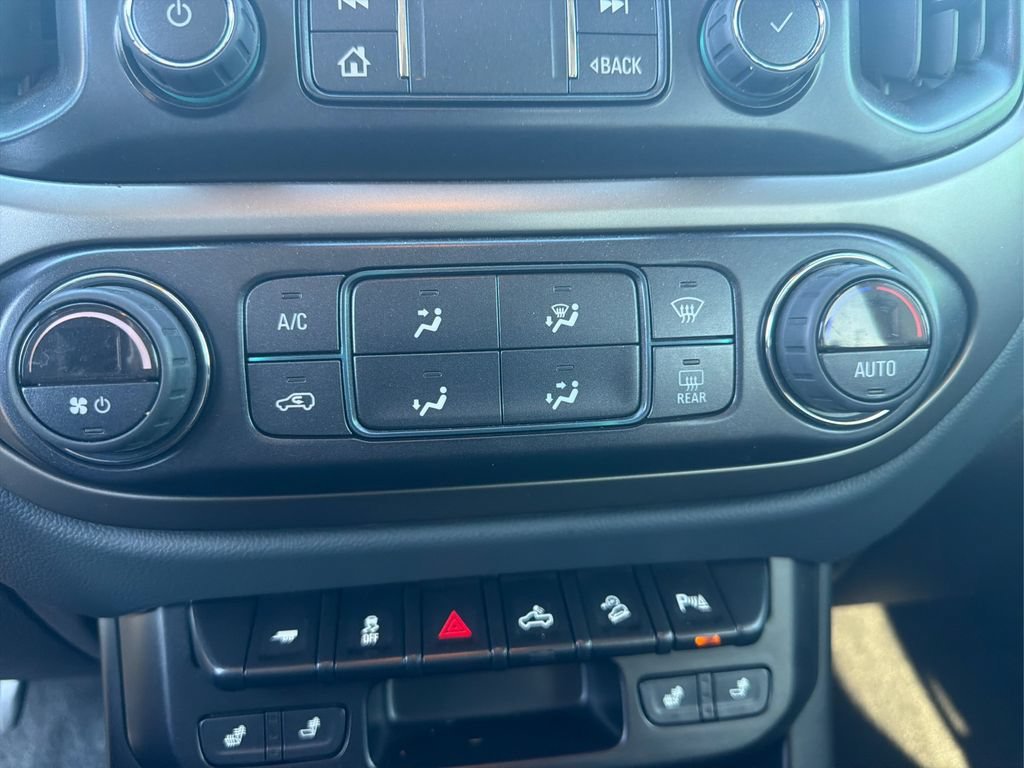 Used 2022 Black Chevrolet Z71 image 27