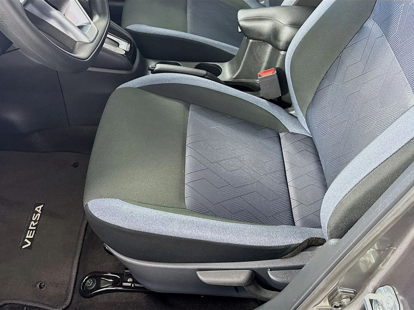 2025 Nissan Versa Sedan SV - Photo 15