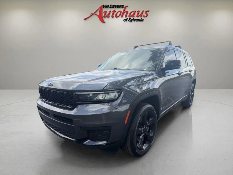 Used 2022  Jeep Laredo image 3