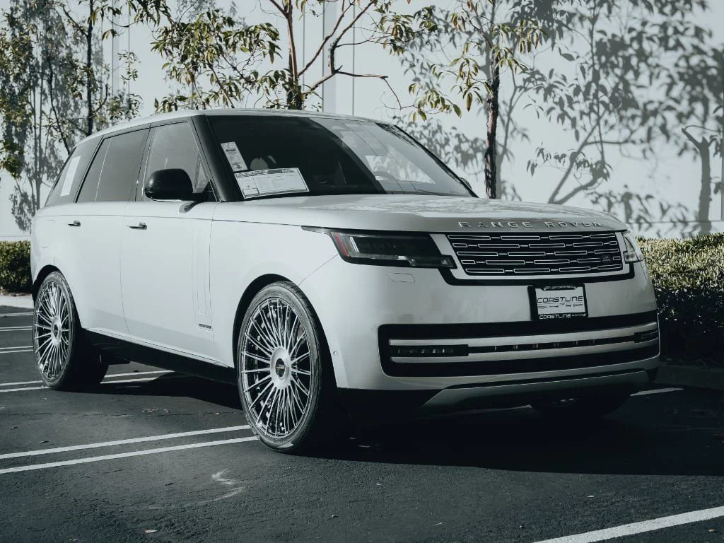 Used 2023  Land Rover Autobiography image 2