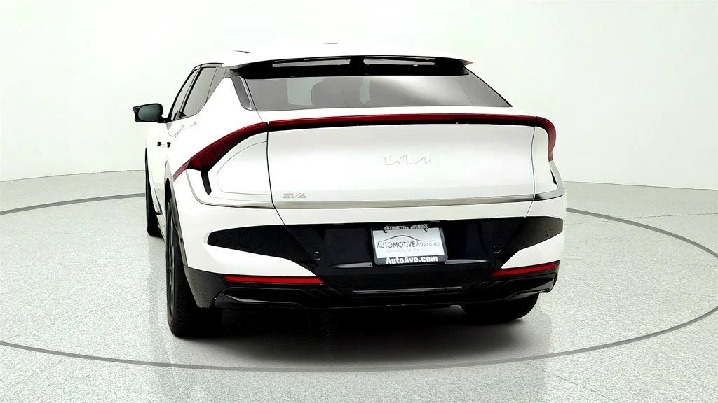Used 2025 Glacier White Pearl Kia Wind AWD image 6