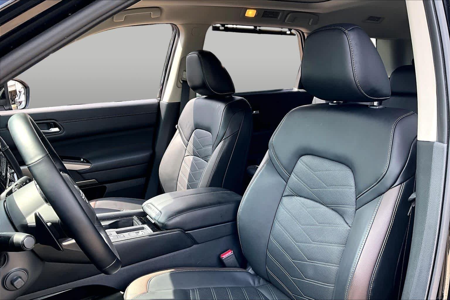 Used 2025 Super Black Nissan Platinum image 8