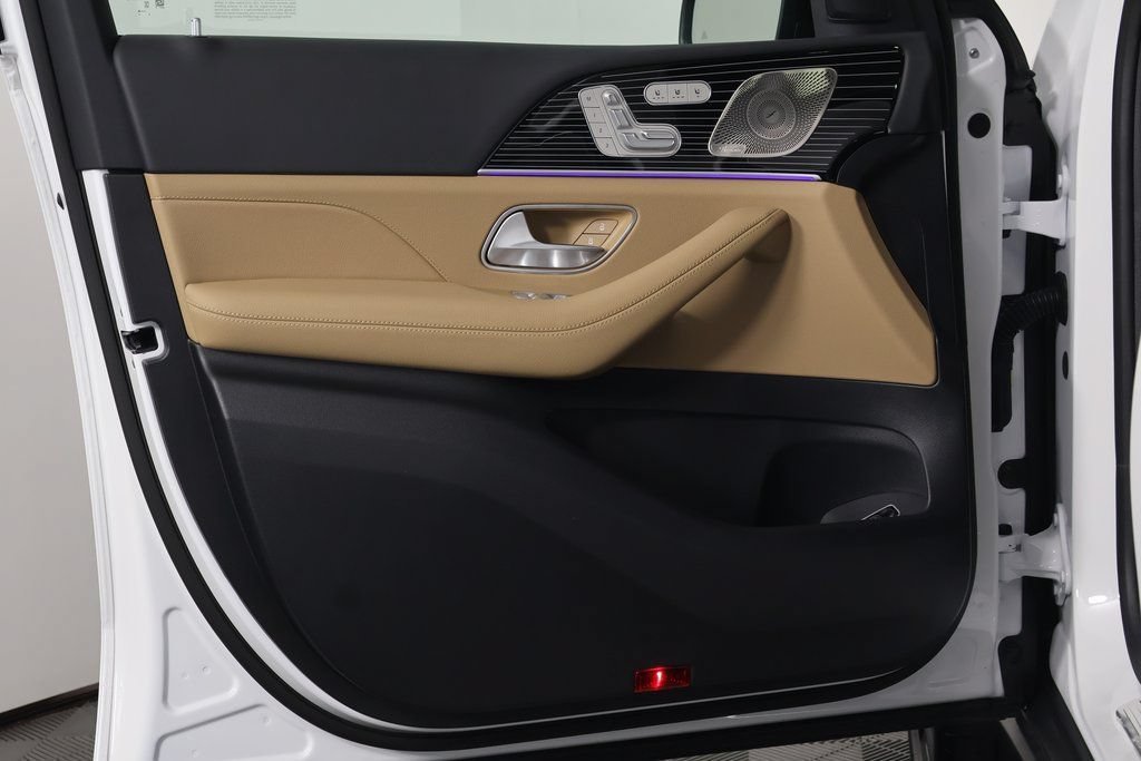 New 2026 MANUFAKTUR Moonlight White Metallic Mercedes-Benz GLS 450 image 19