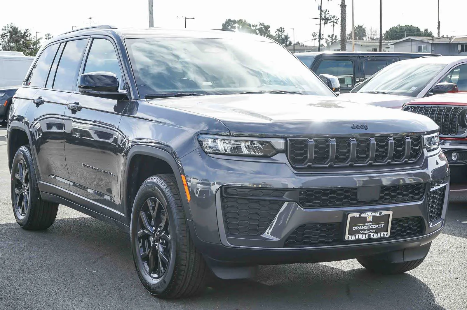New 2026 Baltic Gray Metallic Clear-Coat Exterior Paint Jeep Laredo Altitude image 3