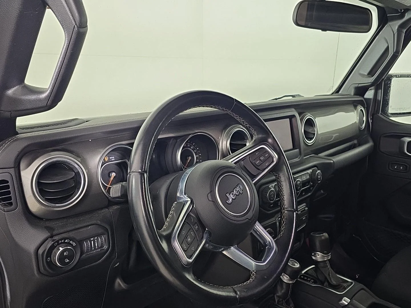 Used 2021 GRAY Jeep Overland image 4