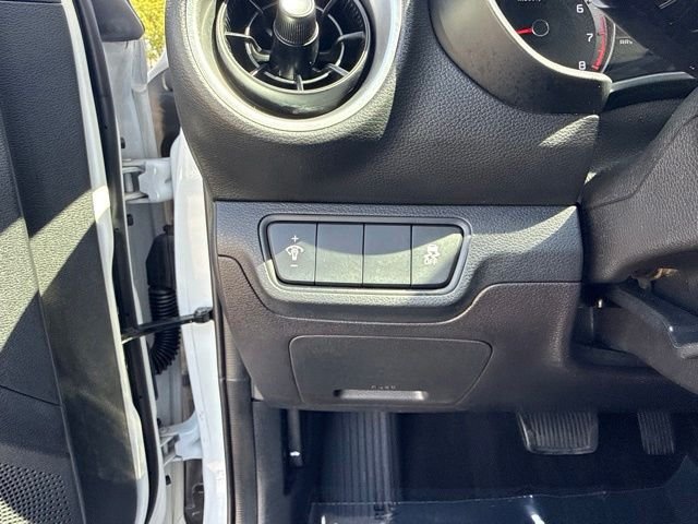 Used 2022 White Kia LXS image 28