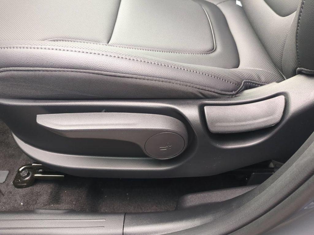 New 2027 Gray Hyundai SE FWD image 22
