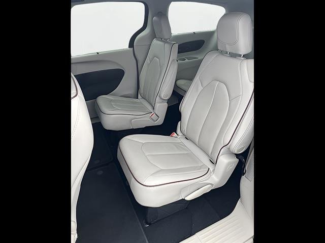 2020 Chrysler Pacifica Limited, photo 9 of 12