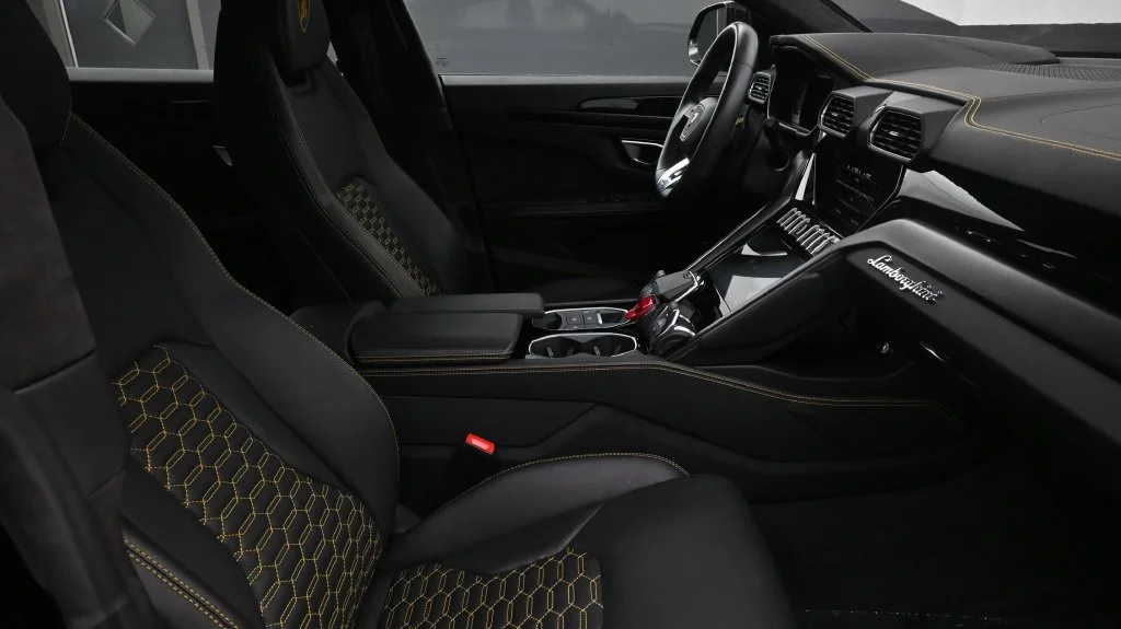 Used 2022  Lamborghini Base image 2