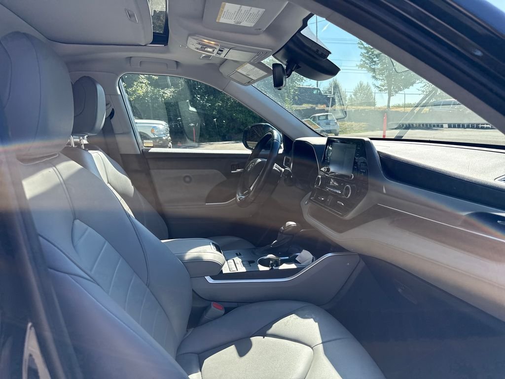 Used 2021 Black Toyota XLE image 9