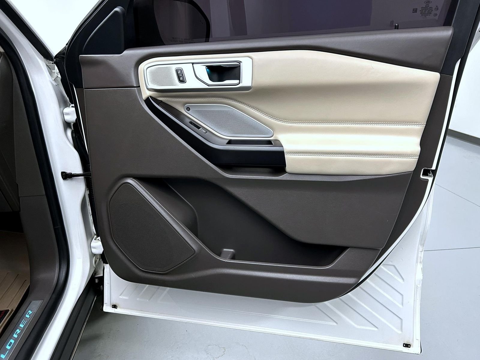 Used 2020 White Ford Platinum image 16