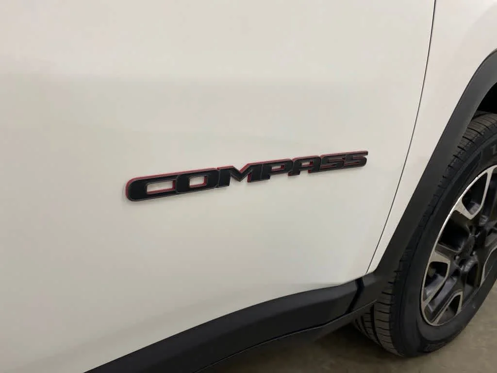 Used 2021 White Clearcoat Jeep Trailhawk image 10