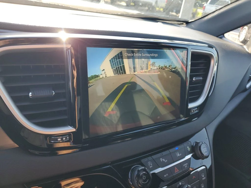 2025 Chrysler Voyager LX - Photo 17