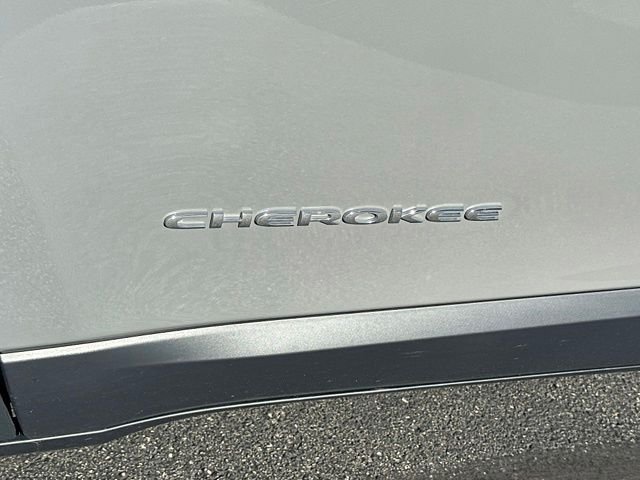 Used 2022 Gray Jeep Latitude Lux image 8