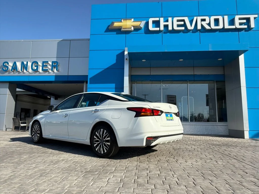 Used 2025 White Nissan 2.5 SV image 7
