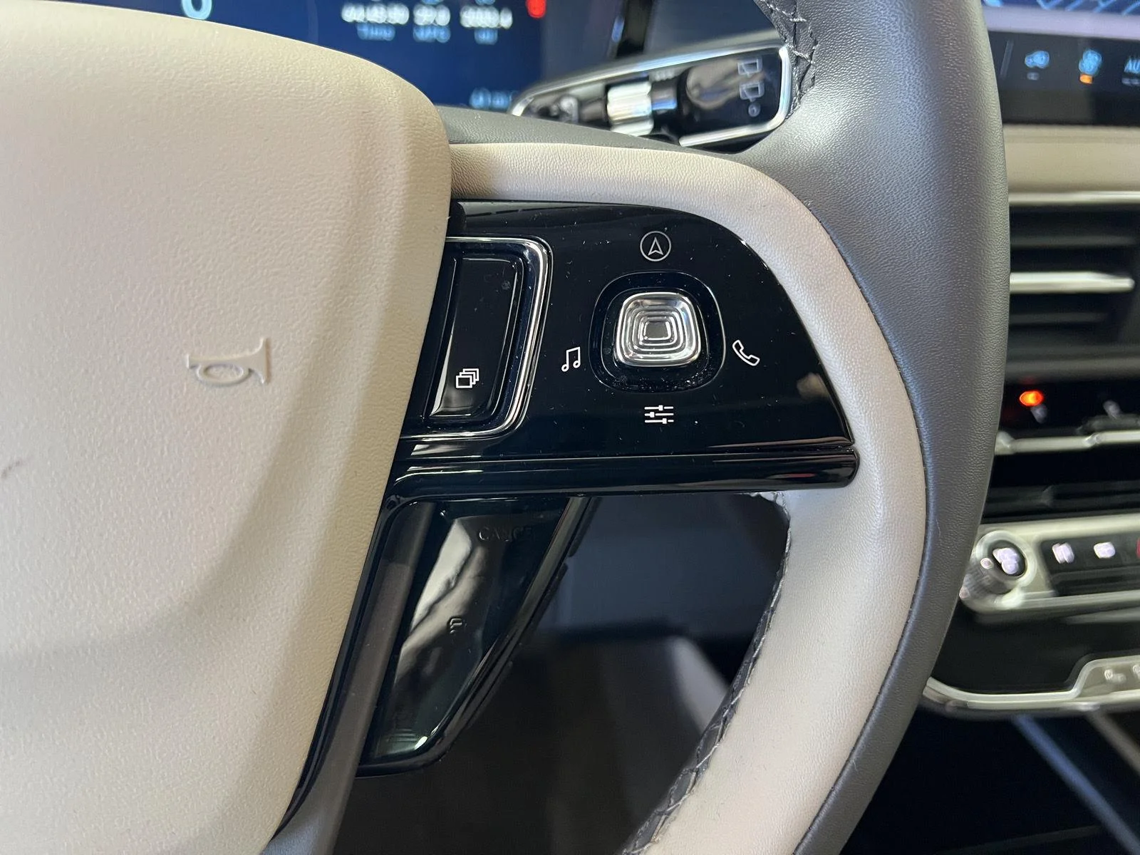 Used 2023  Lincoln Standard image 11