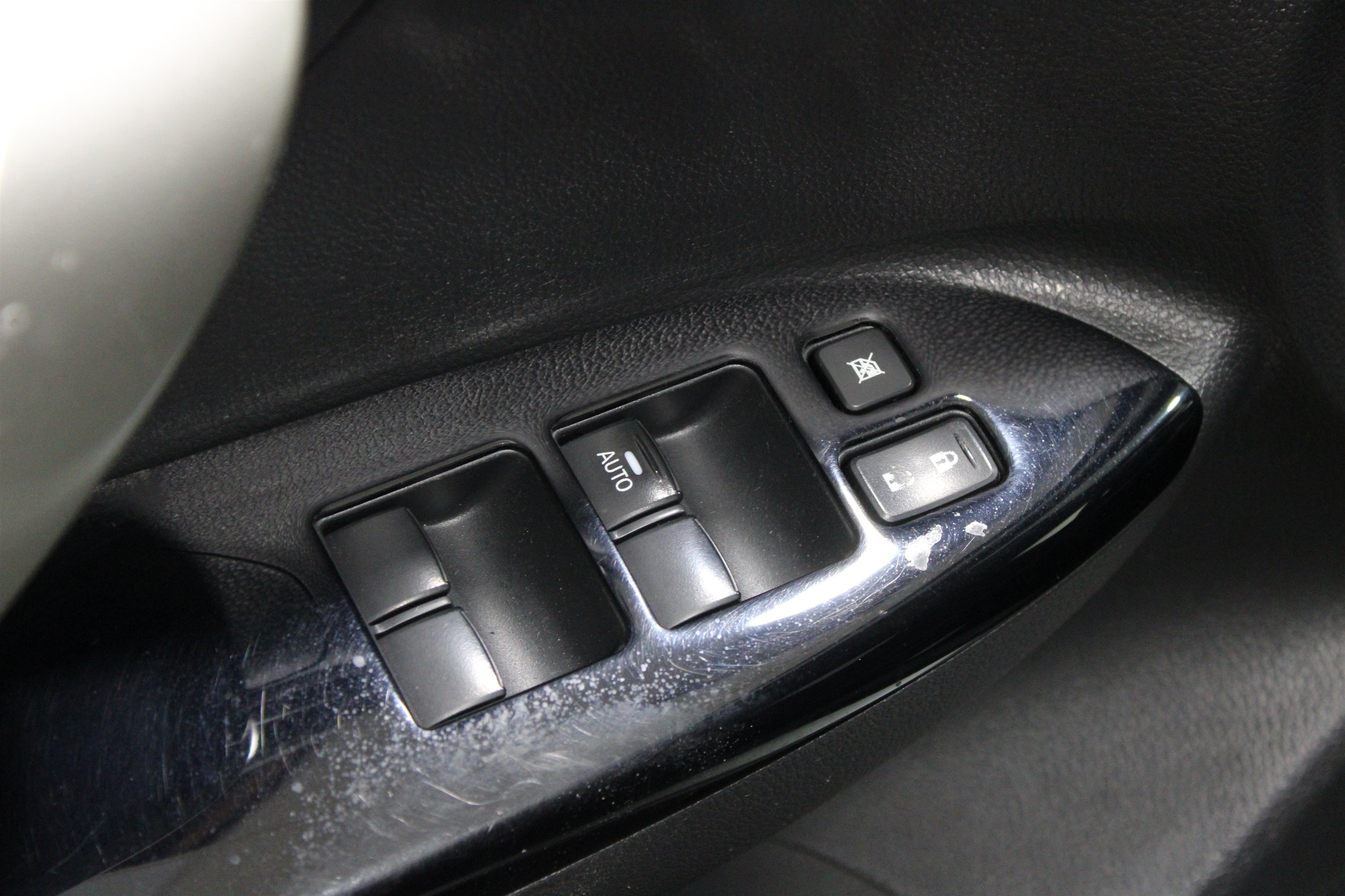 Used 2024 Alloy Silver Metallic Mitsubishi LE image 4