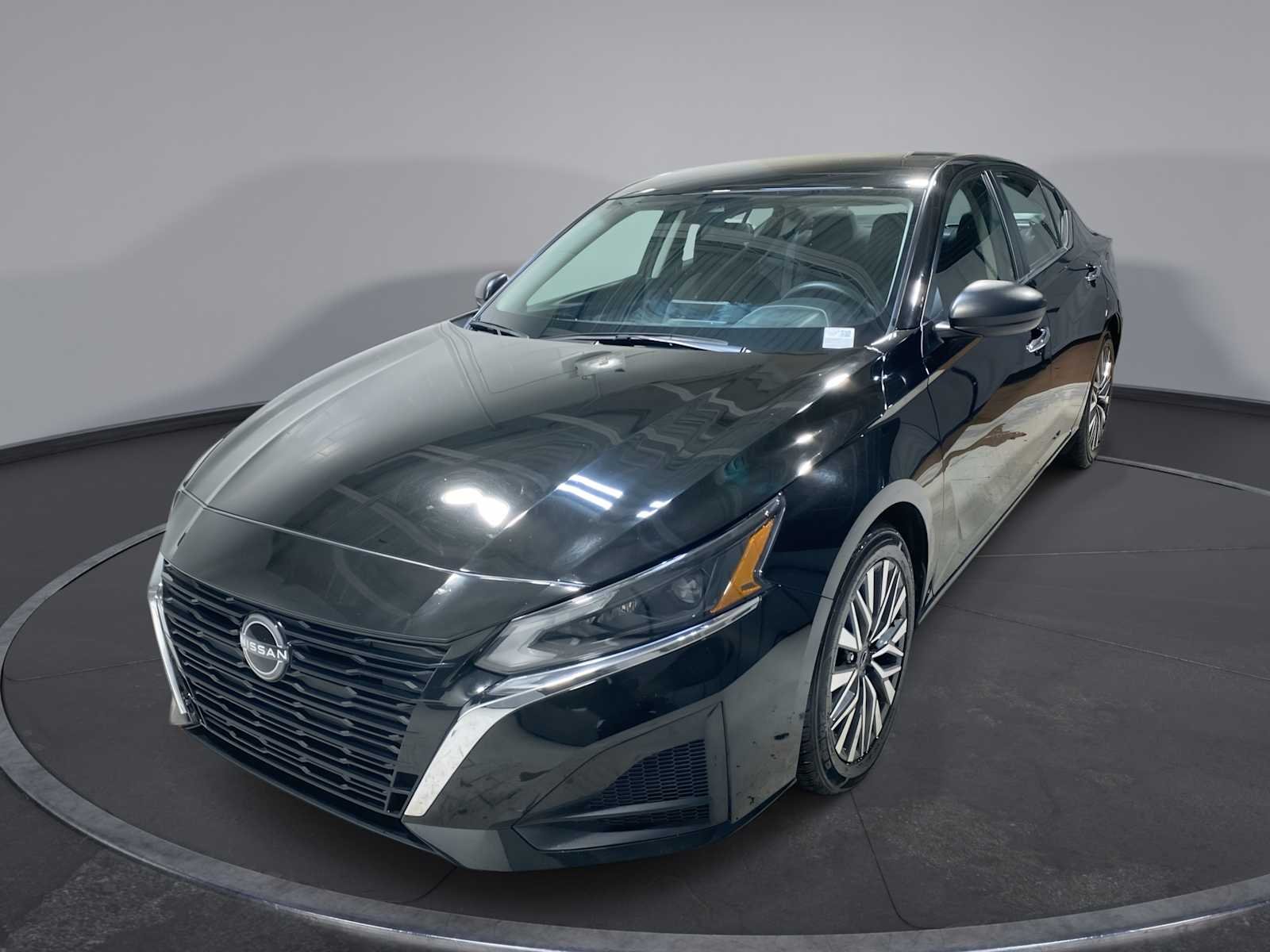 Used 2024 Super Black Nissan 2.5 SV image 1