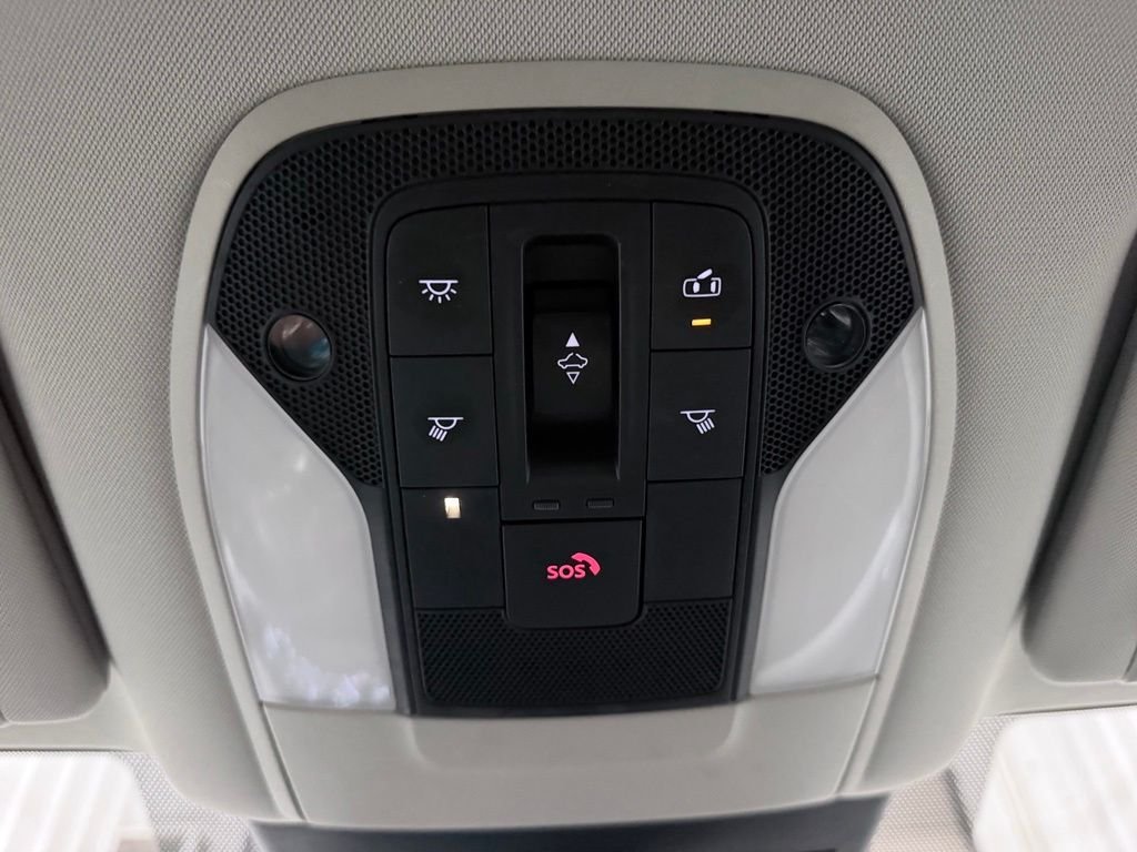 Used 2020 White INFINITI LUXE image 19