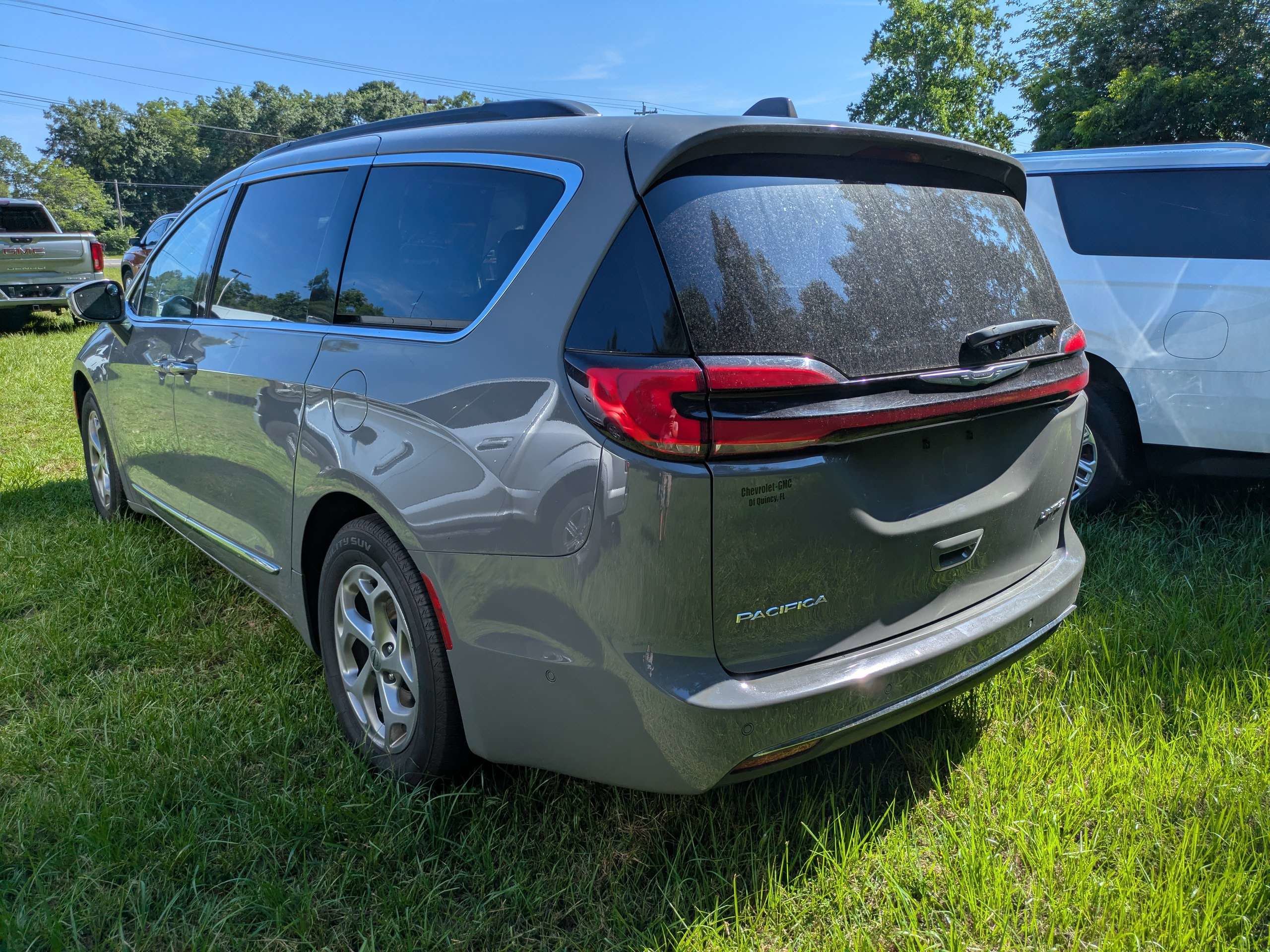 Used 2022 Ceramic Gray Clearcoat Chrysler Limited image 4