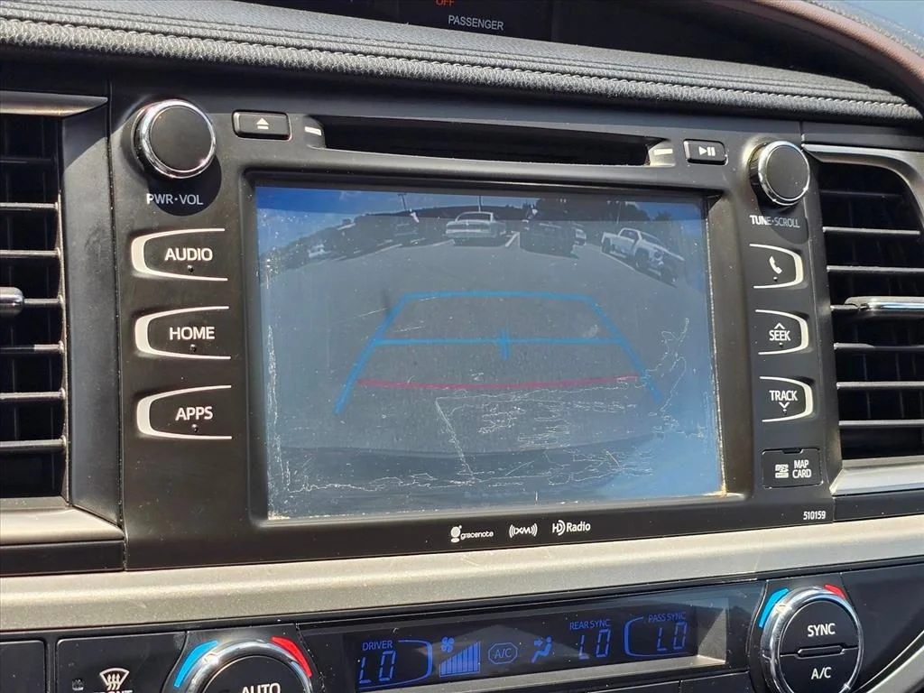 Used 2016  Toyota XLE V6 image 5