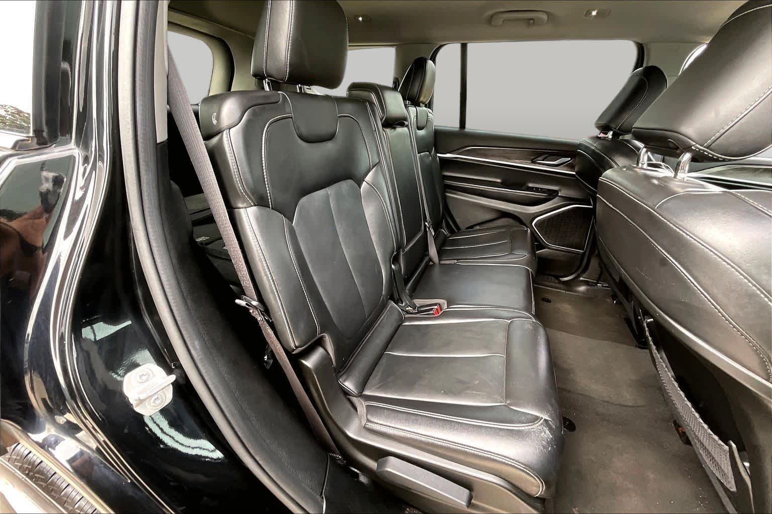 Used 2022 Diamond Black Crystal Pearlcoat Jeep Limited image 19