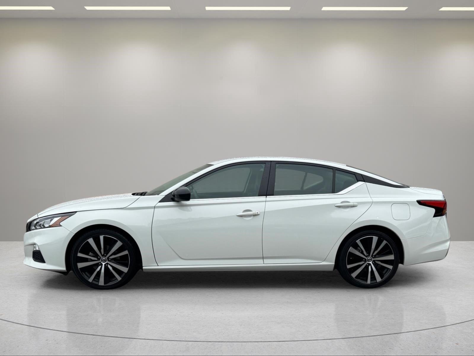 Used 2022 Glacier White Nissan 2.5 SR image 2