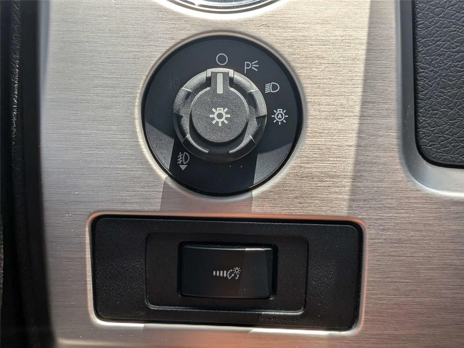 Used 2012  Ford Platinum image 25