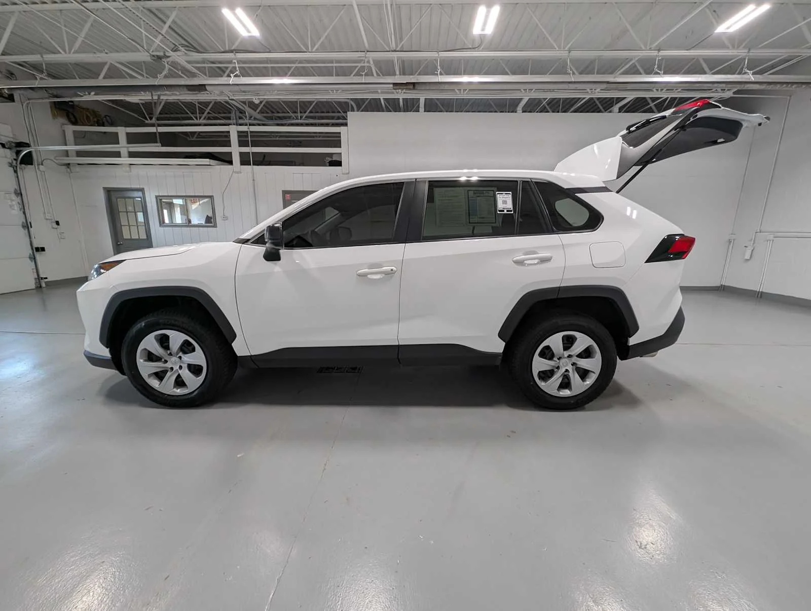 Used 2022 White Toyota LE image 12