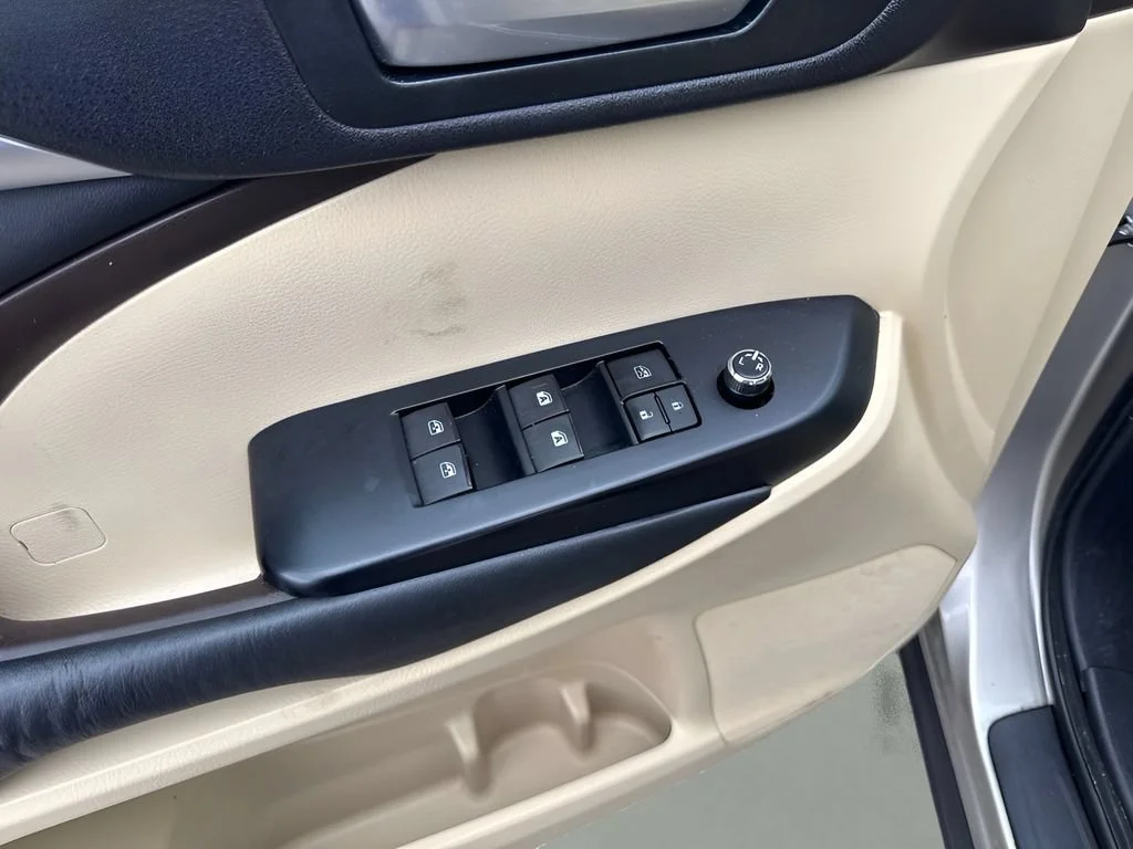 Used 2016  Toyota XLE image 11