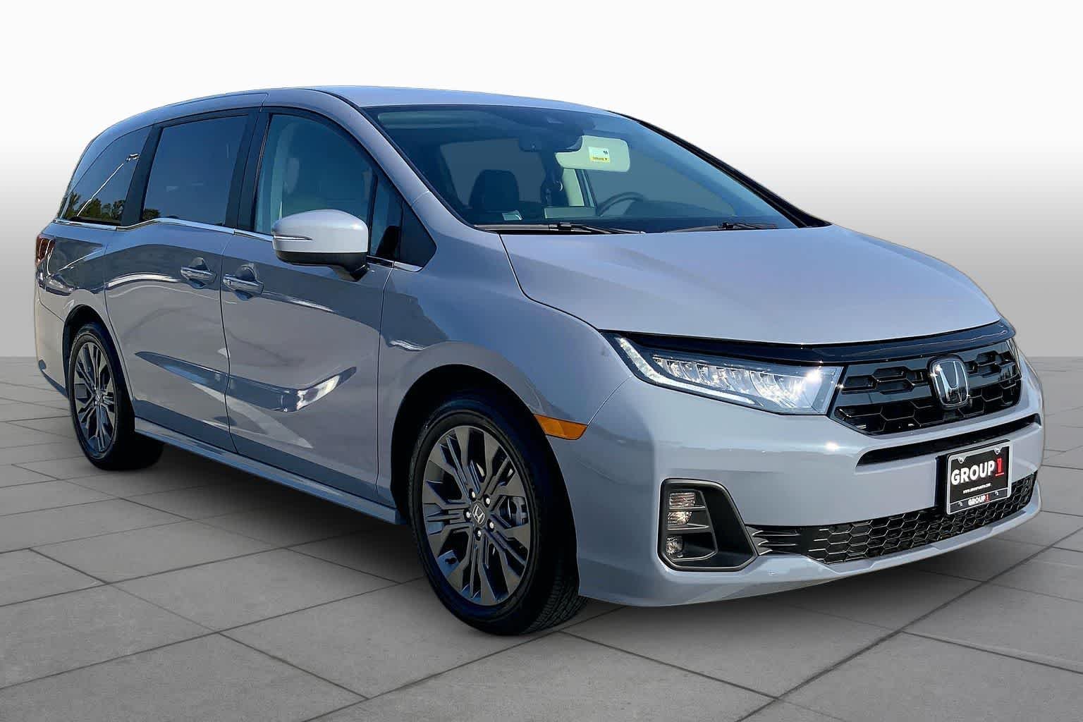 New 2027 Sonic Gray Pearl Honda Touring image 2