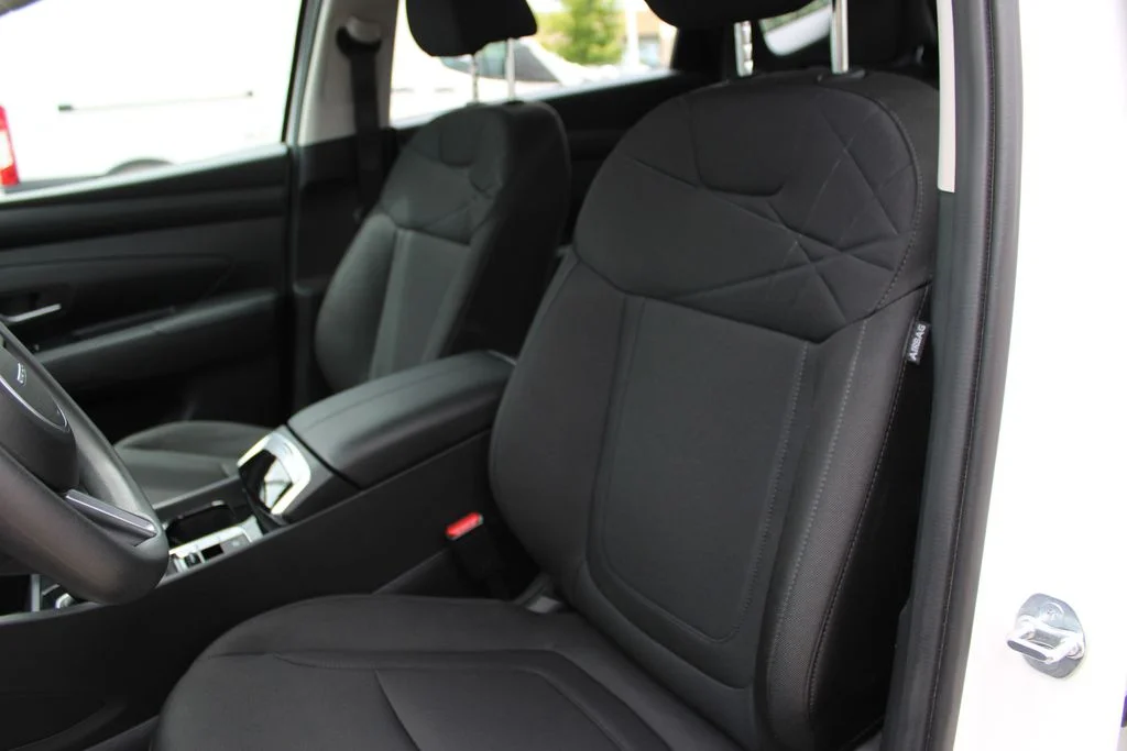 Used 2025 White Hyundai SE image 17
