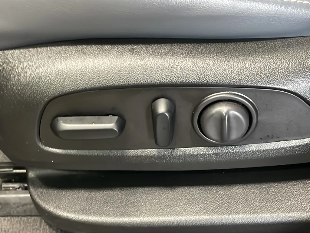 Used 2019 White Buick Essence image 17