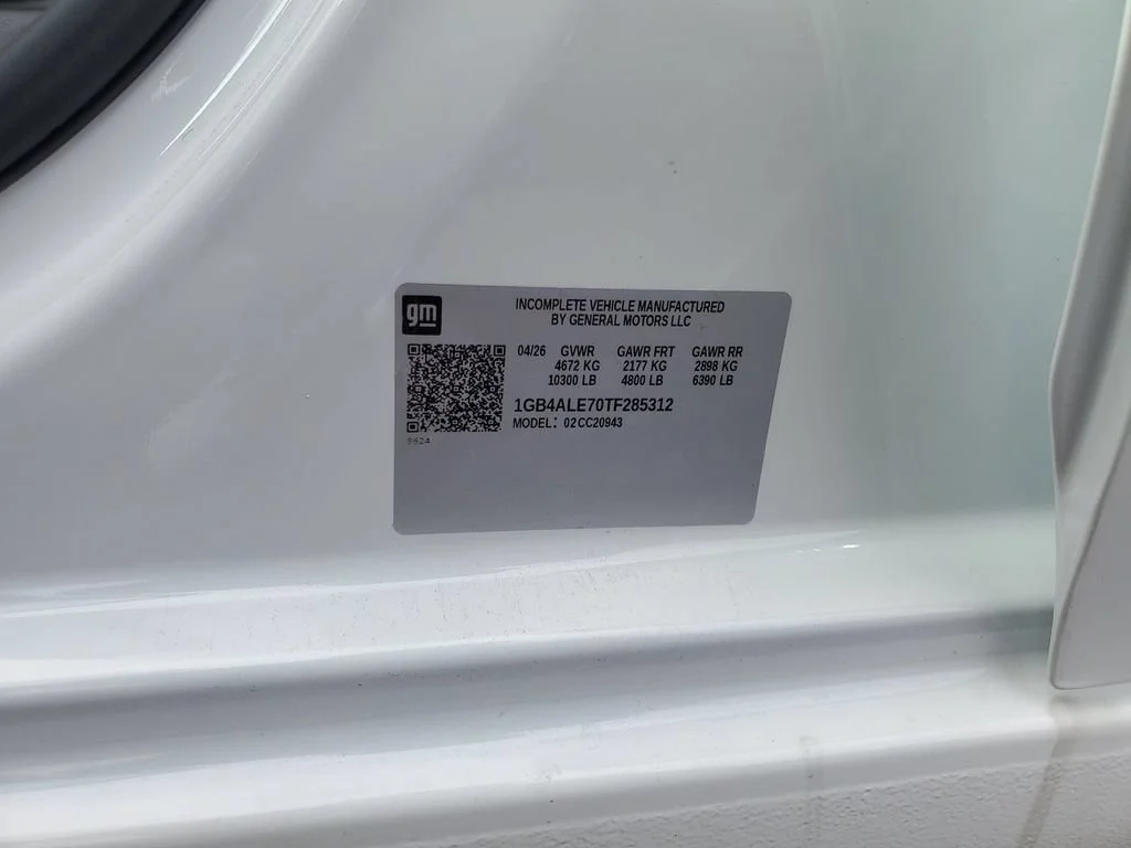 New 2026 Summit White Chevrolet WT image 38