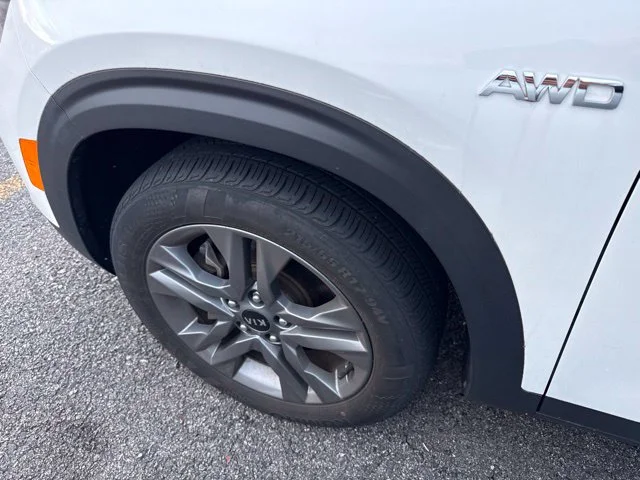 Used 2021 White Kia S image 6