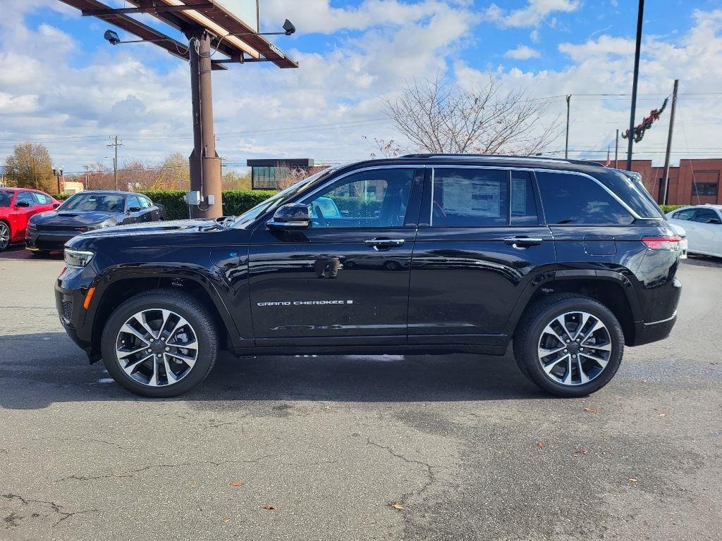 New 2024 Diamond Black Crystal Pearl-Coat Exterior Paint Jeep Overland image 19