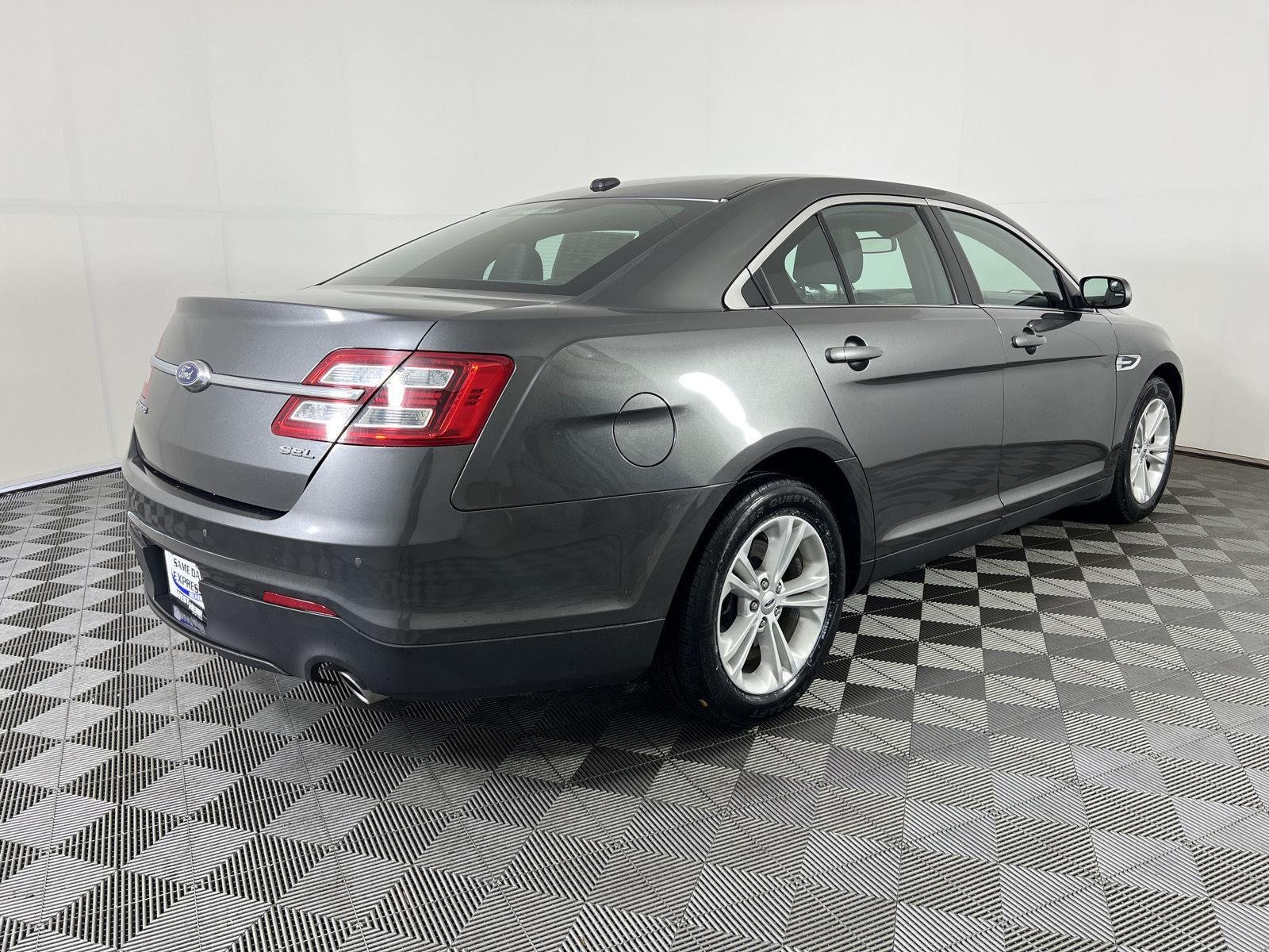 Used 2018 Magnetic Ford SEL image 3