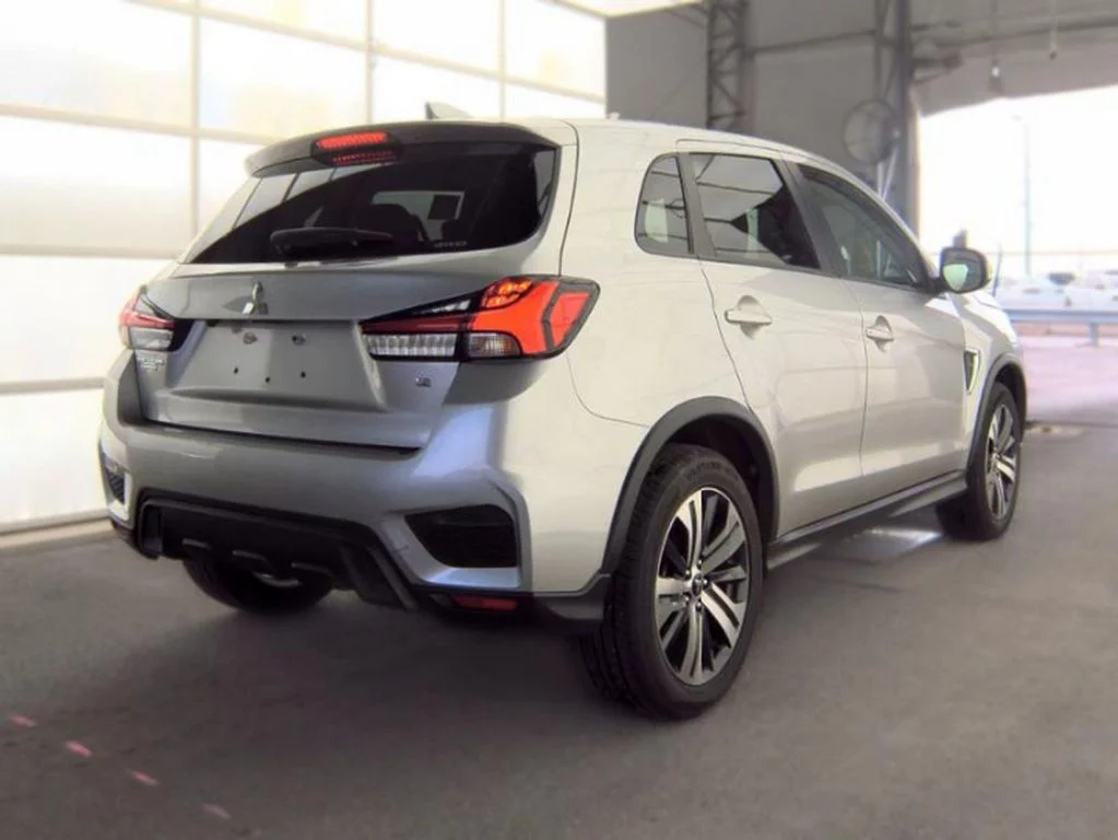 Used 2025 Alloy Silver Metallic Mitsubishi 2.0 SE image 4